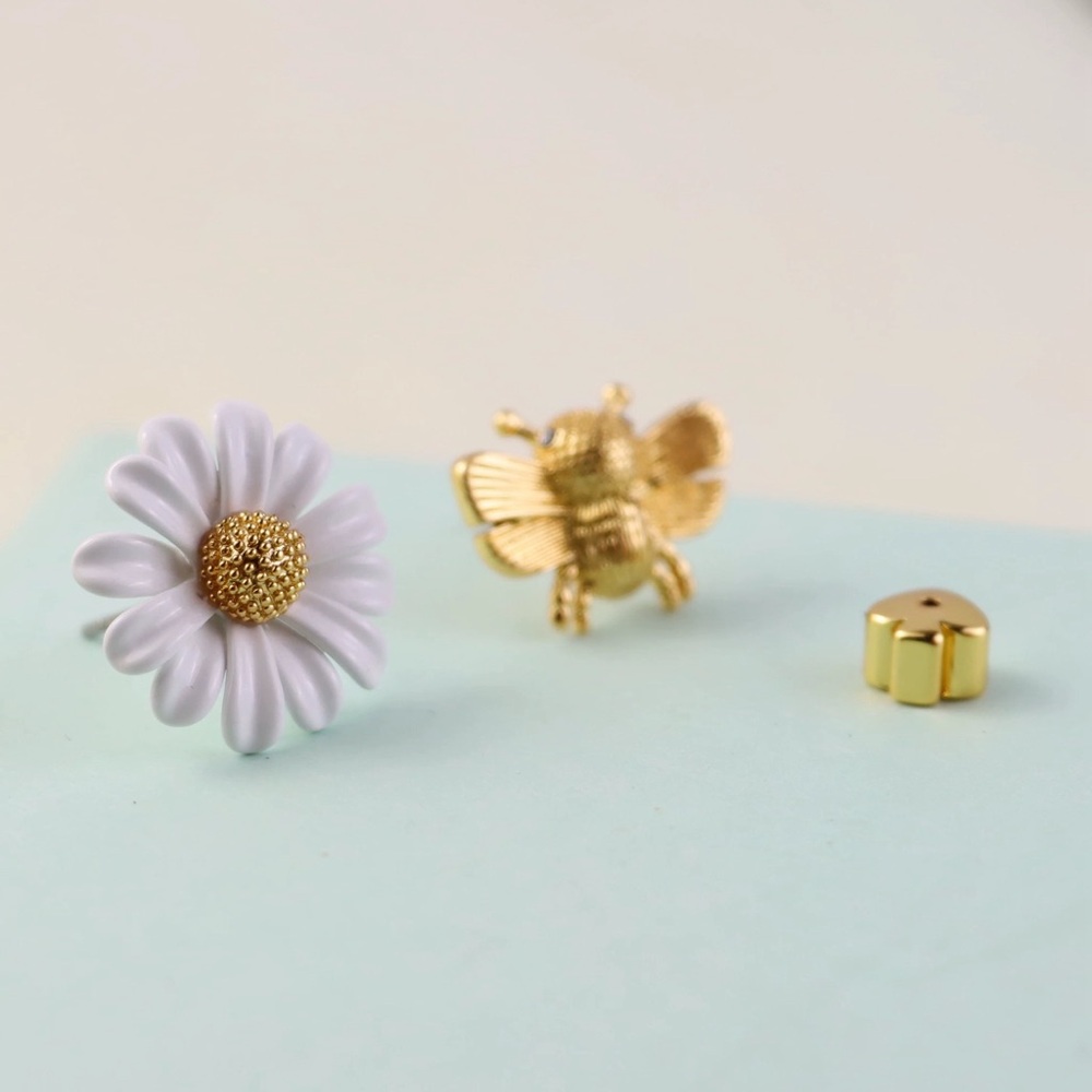 Kate Spade Flower & Bee Mismatched Stud Earrings Brand New - Picture 3 of 6